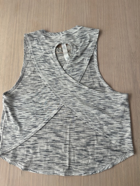 lululemon athletica Tops - lululemon women Tank Heathered Light Gray Cross-Back sz 4